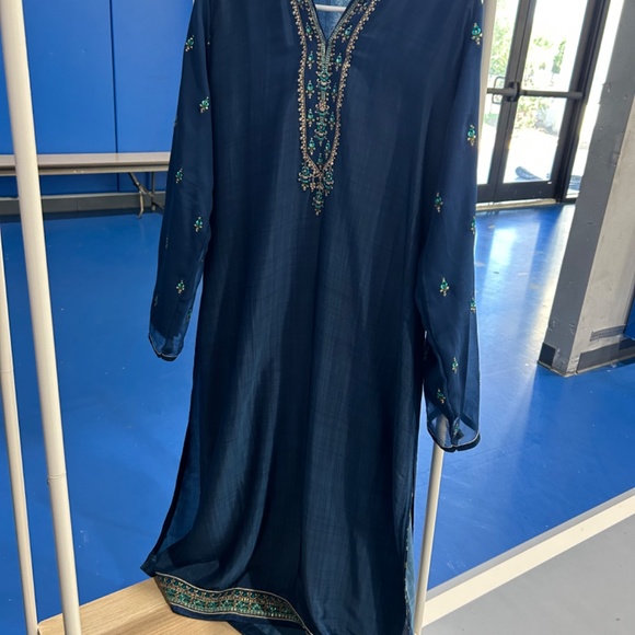 Indian Salwar Kameez - Picture 9 of 11